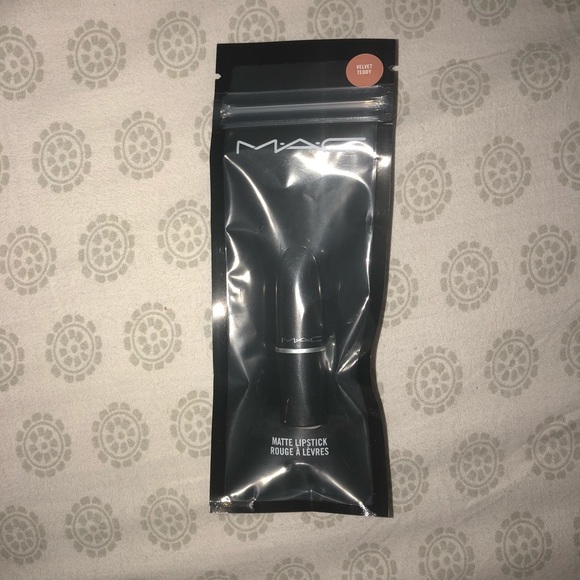 Mini Mac Lipstick in the color Velvet Teddy - Picture 1 of 2